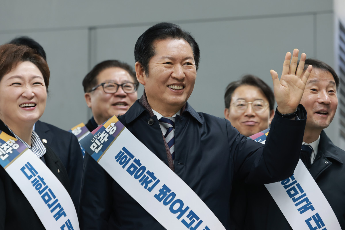▲정청래 더불어민주당 대표와 한병도 원내대표를 비롯한 지도부가 13일 서울 용산역에서 귀성 인사를 하고 있다.(공동취재) (사진=뉴시스)