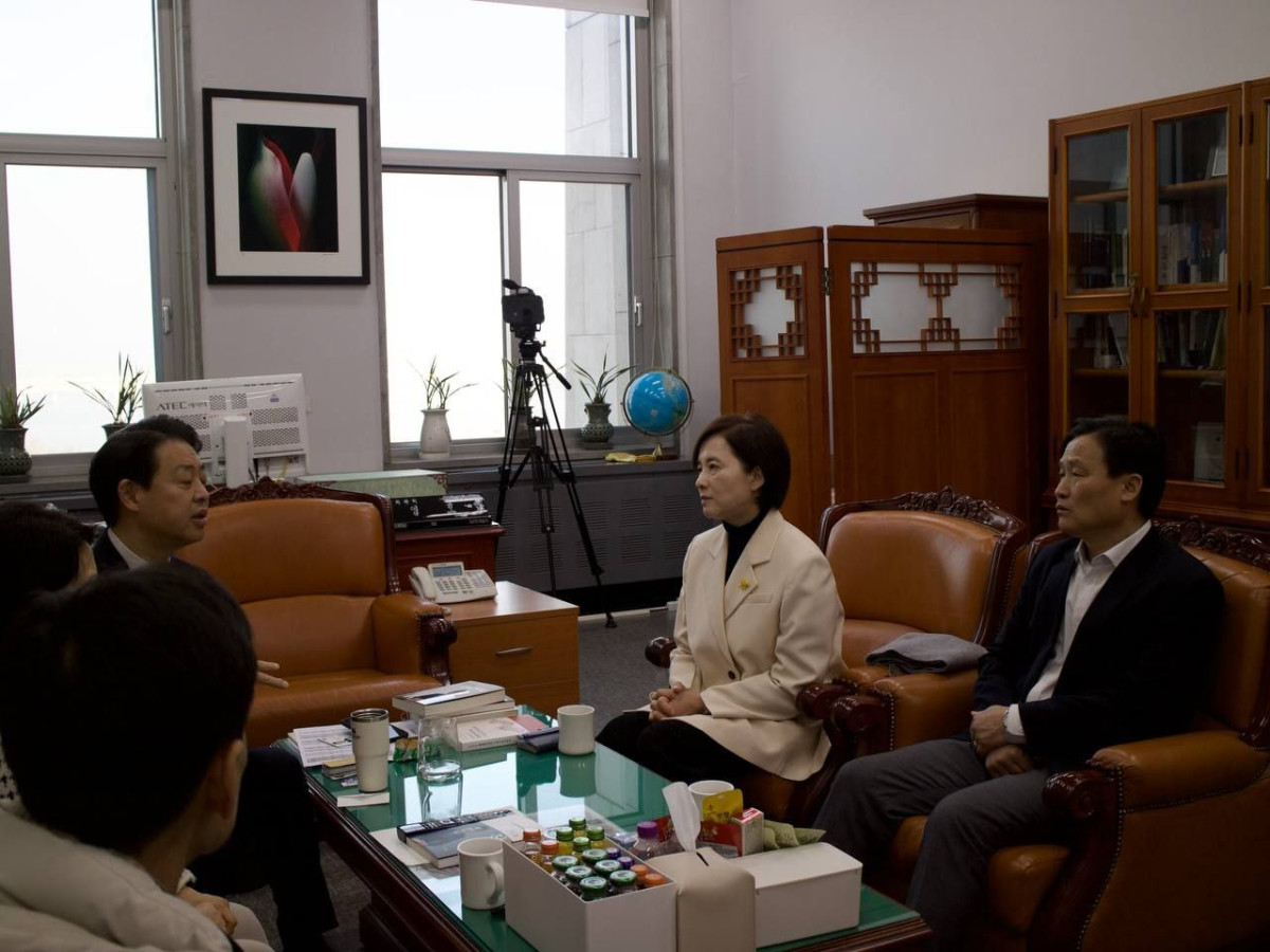 ▲유은혜 경기도교육감 예비후보(가운데)가 12일 국회 김영호 교육위원장실에서 김영호 위원장, 김영진 의원, 학부모·주민 대표 등과 수원 고등동·매교동 중학교 신설 추진을 위한 간담회를 갖고 있다. (유은혜 캠프)