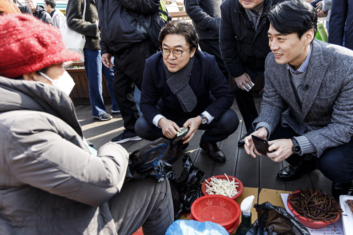 ▲권혁우 더불어민주당 경기기본사회위원회 부위원장(가운데)이 14일 한준호 경기도지사 출마예정자(오른쪽)와 함께 수원 못골시장을 방문해 상인에게 눈높이를 맞추고 민생 애로를 청취하고 있다. 권 부위원장은 예비후보 적격 판정 직후 당 지도부·지역 의원들과 연쇄 민생 행보에 나서며 '경제 CEO 시장' 이미지 굳히기에 박차를 가하고 있다. (권혁우 캠프)