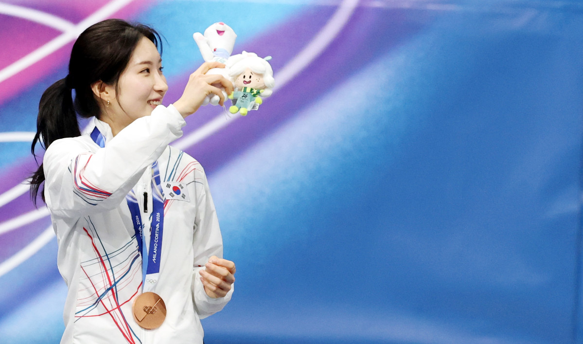 ▲16일 이탈리아 밀라노 아이스 스케이팅 아레나 경기장에서 열린 2026 밀라노·코르티나담페초 동계올림픽 쇼트트랙 여자 1000m 결승에서 동메달을 획득한 김길리가 메달을 목에 걸고 기뻐하고 있다. (뉴시스)