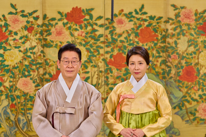▲이재명 대통령과 부인 김혜경 여사가 18일 설날을 맞아 새해 인사를 전했다. (청와대)