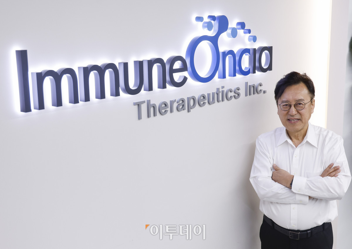 ▲김흥태 이뮨온시아 대표이사가 최근 서울 강서구 이뮨온시아에서 이투데이와 인터뷰에 앞서 포즈를 취하고 있다. 조현호 기자 hyunho@