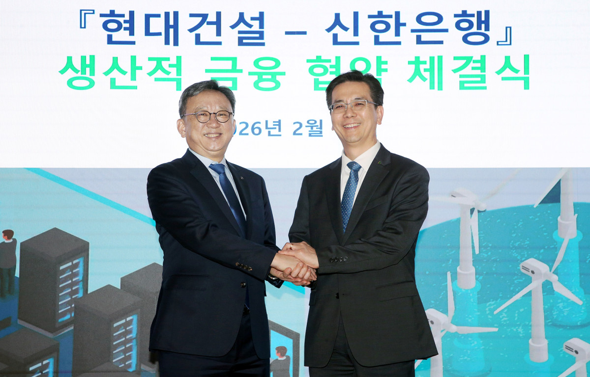 ▲정상혁 신한은행장(왼쪽)과 이한우 현대건설 대표이사가 13일 서울 종로 현대건설 본사에서 업무협약을 맺은 후 기념촬영을 하고 있다. (사진제공=신한은행)
