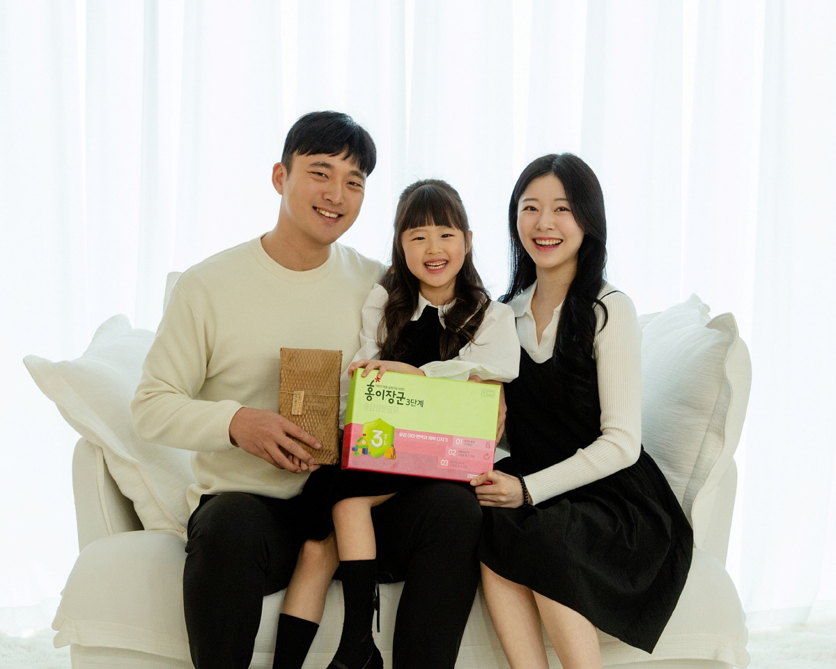 ▲KT&G가 초·중·고등학교를 입학하는 임직원 자녀들에게 축하선물을 전달, 기뻐하고 있는 한 가족의 모습 사진제공 KT&G