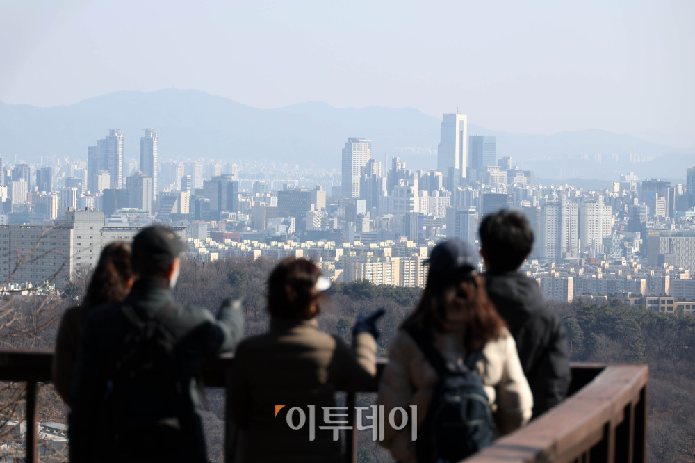 ▲금융당국이 14조원 규모의 주거용 임대사업자 대출을 겨냥해 다주택자 대출 만기 연장 관행을 손질하고, 연장 시 임대소득 대비 이자상환비율(RTI)을 재적용하는 등 재심사를 강화할 가능성이 제기된다. 이에 따라 일부 다주택자의 매물 출회가 예상되지만, 임대료 인상이나 세입자 피해 등 부작용 우려도 함께 나온다. 18일 서울 중구 남산에서 시민들이 서울 시내를 바라보고 있다. 고이란 기자 photoeran@