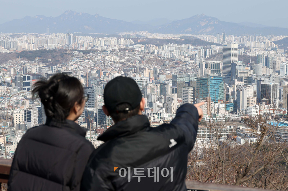 ▲금융당국이 14조원 규모의 주거용 임대사업자 대출을 겨냥해 다주택자 대출 만기 연장 관행을 손질하고, 연장 시 임대소득 대비 이자상환비율(RTI)을 재적용하는 등 재심사를 강화할 가능성이 제기된다. 이에 따라 일부 다주택자의 매물 출회가 예상되지만, 임대료 인상이나 세입자 피해 등 부작용 우려도 함께 나온다. 18일 서울 중구 남산에서 시민들이 서울 시내를 바라보고 있다. 고이란 기자 photoeran@