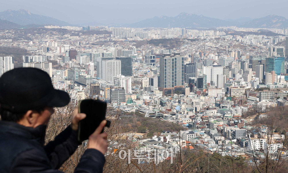 ▲금융당국이 14조원 규모의 주거용 임대사업자 대출을 겨냥해 다주택자 대출 만기 연장 관행을 손질하고, 연장 시 임대소득 대비 이자상환비율(RTI)을 재적용하는 등 재심사를 강화할 가능성이 제기된다. 이에 따라 일부 다주택자의 매물 출회가 예상되지만, 임대료 인상이나 세입자 피해 등 부작용 우려도 함께 나온다. 18일 서울 중구 남산에서 시민들이 서울 시내를 바라보고 있다. 고이란 기자 photoeran@