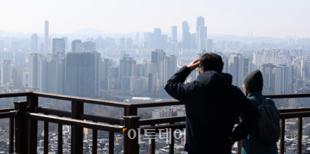 ▲금융당국이 14조원 규모의 주거용 임대사업자 대출을 겨냥해 다주택자 대출 만기 연장 관행을 손질하고, 연장 시 임대소득 대비 이자상환비율(RTI)을 재적용하는 등 재심사를 강화할 가능성이 제기된다. 이에 따라 일부 다주택자의 매물 출회가 예상되지만, 임대료 인상이나 세입자 피해 등 부작용 우려도 함께 나온다. 18일 서울 중구 남산에서 시민들이 서울 시내를 바라보고 있다. 고이란 기자 photoeran@