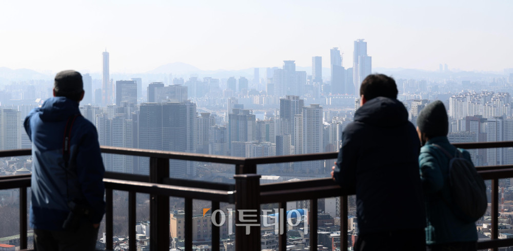 ▲금융당국이 14조원 규모의 주거용 임대사업자 대출을 겨냥해 다주택자 대출 만기 연장 관행을 손질하고, 연장 시 임대소득 대비 이자상환비율(RTI)을 재적용하는 등 재심사를 강화할 가능성이 제기된다. 이에 따라 일부 다주택자의 매물 출회가 예상되지만, 임대료 인상이나 세입자 피해 등 부작용 우려도 함께 나온다. 18일 서울 중구 남산에서 시민들이 서울 시내를 바라보고 있다. 고이란 기자 photoeran@