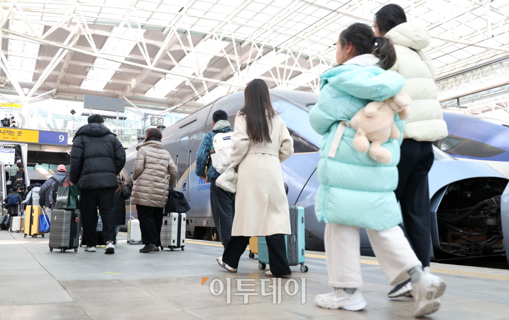 ▲설 연휴 마지막날인 18일 서울 용산구 서울역에서 귀경객들이 짐을 들고 발걸음을 옮기고 있다. 고이란 기자 photoeran@
