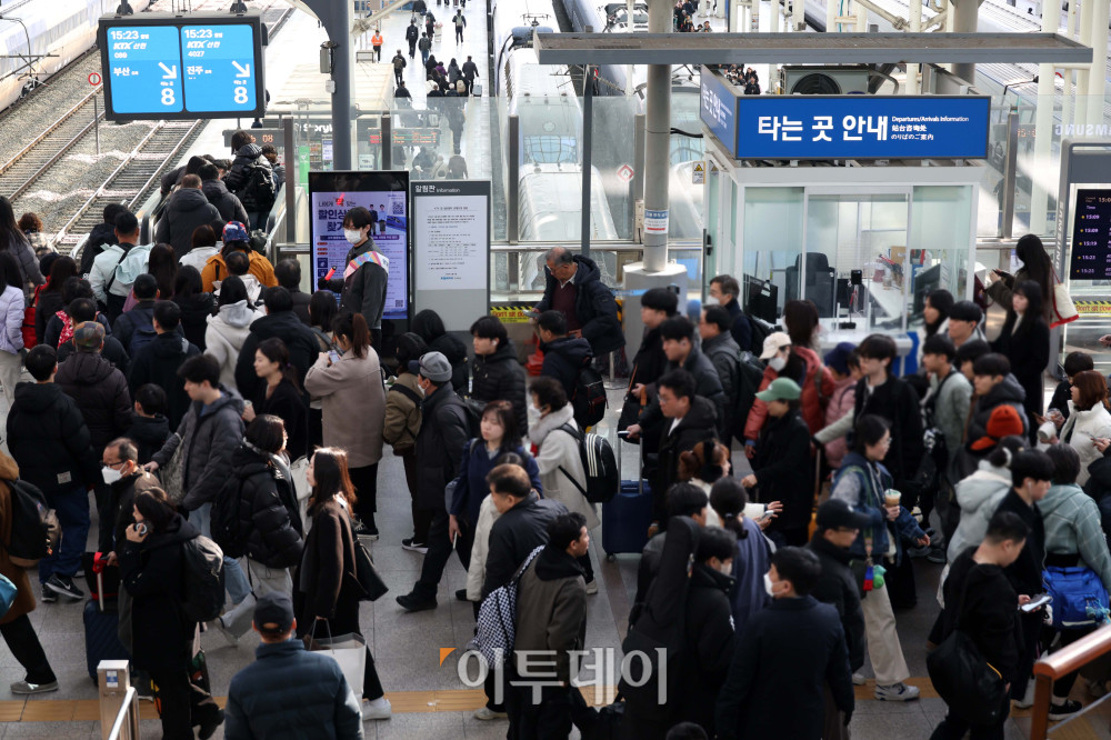▲설 연휴 마지막날인 18일 서울 용산구 서울역에서 귀경객들이 짐을 들고 발걸음을 옮기고 있다. 고이란 기자 photoeran@