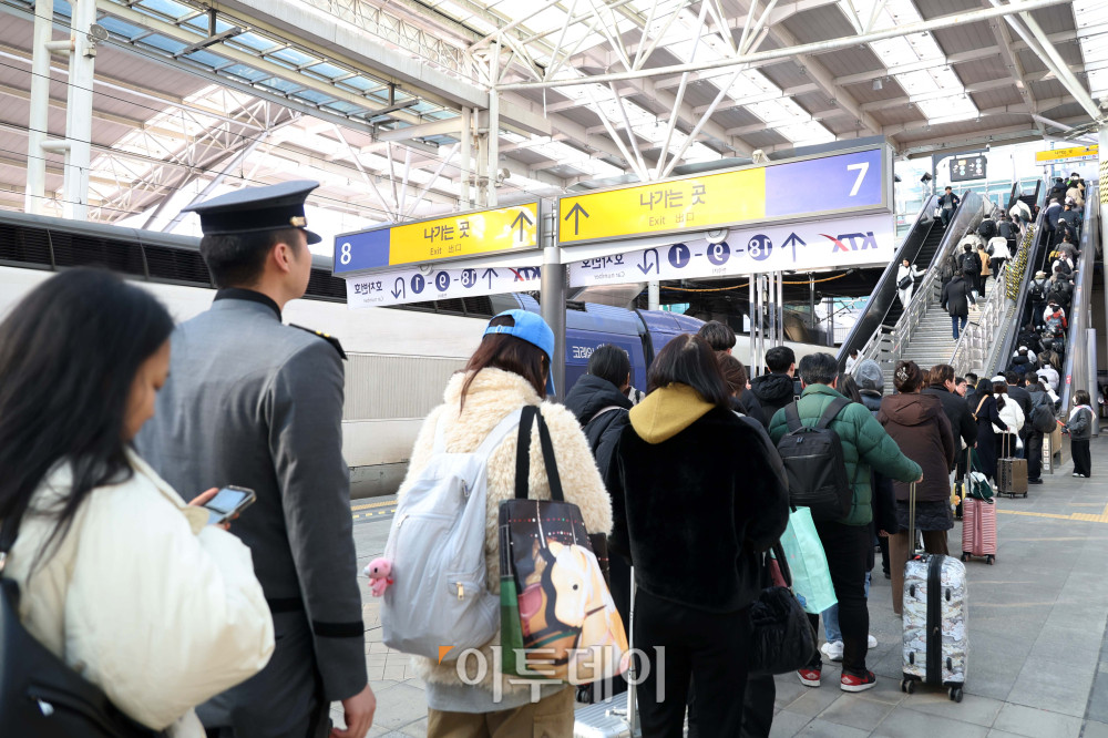 ▲설 연휴 마지막날인 18일 서울 용산구 서울역에서 귀경객들이 짐을 들고 발걸음을 옮기고 있다. 고이란 기자 photoeran@