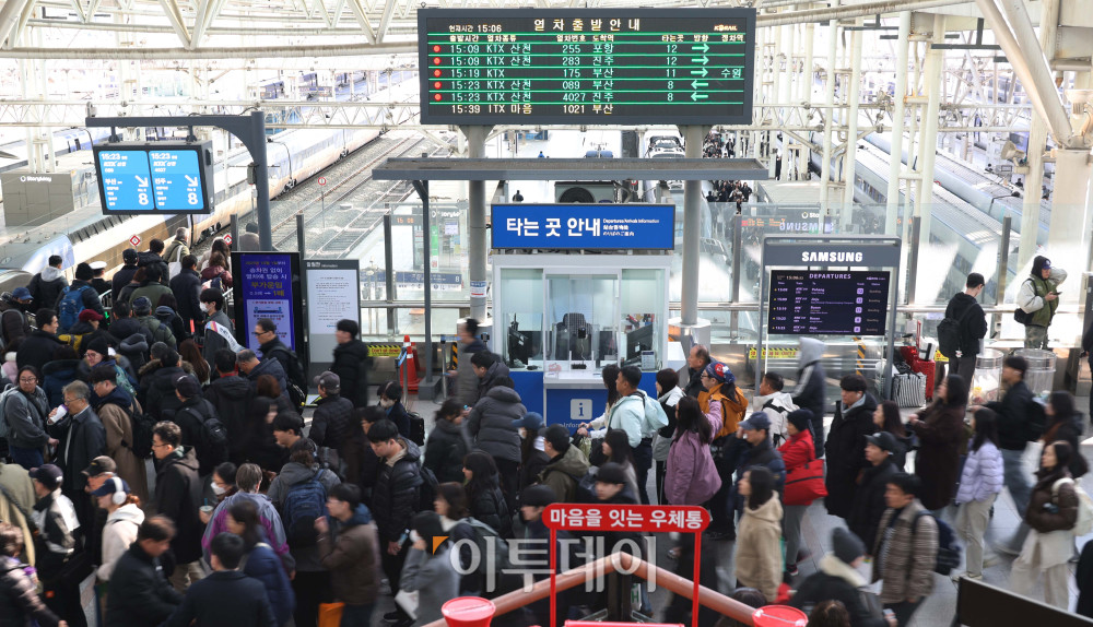 ▲설 연휴 마지막날인 18일 서울 용산구 서울역에서 귀경객들이 짐을 들고 발걸음을 옮기고 있다. 고이란 기자 photoeran@