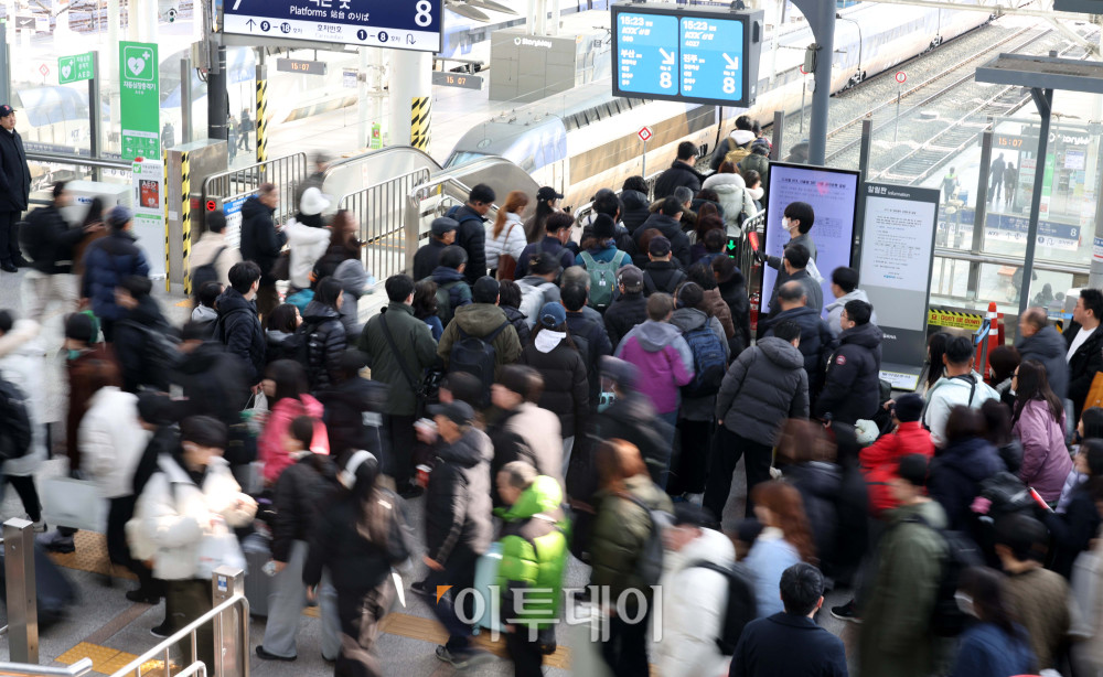 ▲설 연휴 마지막날인 18일 서울 용산구 서울역에서 귀경객들이 짐을 들고 발걸음을 옮기고 있다. 고이란 기자 photoeran@