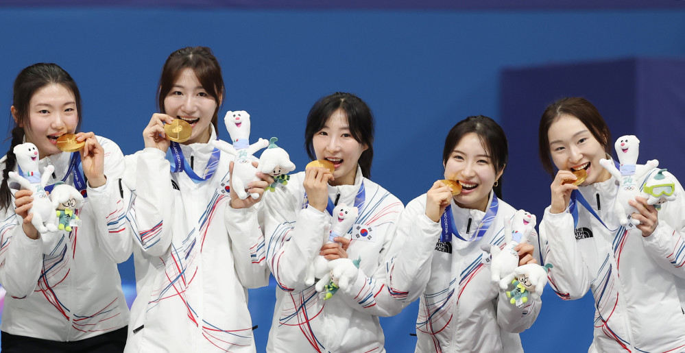 ▲18일(현지시간) 이탈리아 밀라노 아이스스케이팅 아레나에서 열린 2026 밀라노-코르티나담페초 동계올림픽 쇼트트랙 여자 3000m 계주 결승에서 금메달을 따낸 한국 선수들이 메달을 목에 걸고 포즈를 취하고 있다.     오른쪽부터 최민정, 김길리, 이소연, 노도희, 심석희. (연합뉴스)