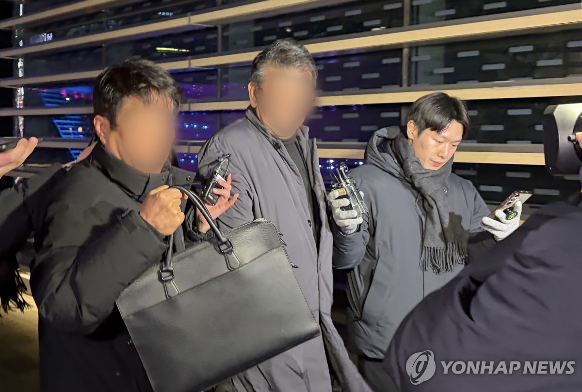 ▲인천 강화군 중증장애인 거주시설 색동원 시설장 김씨(가운데)가 지난 4일 오후 7시 7분께 2차 조사를 마치고 서울 중구 서울경찰청 조사실에서 나오고 있다. (연합뉴스)