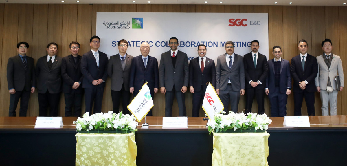 ▲지난 1월 28일, 아람코 조달 및 공급망 관리 수석부사장이 서울 SGC E&C 본사를 방문해 전략적 협력에 대해 논의했다. 왼쪽부터 SGC E&C 이창모 사장(다섯번째), 안찬규 부회장(여섯번째), 아람코 술라이만 알 루바이안(Sulaiman M. Al Rubaian) 수석 부사장(일곱번째) (SGC E&C)