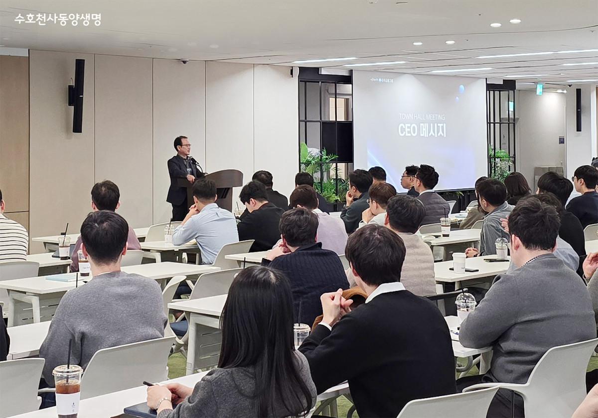 ▲성대규 동양생명 대표이사가 13일 열린 타운홀 미팅에서 임직원에게 경영 전략 방향 등에 대해 설명하고 있다. (사진제공 = 동양생명)