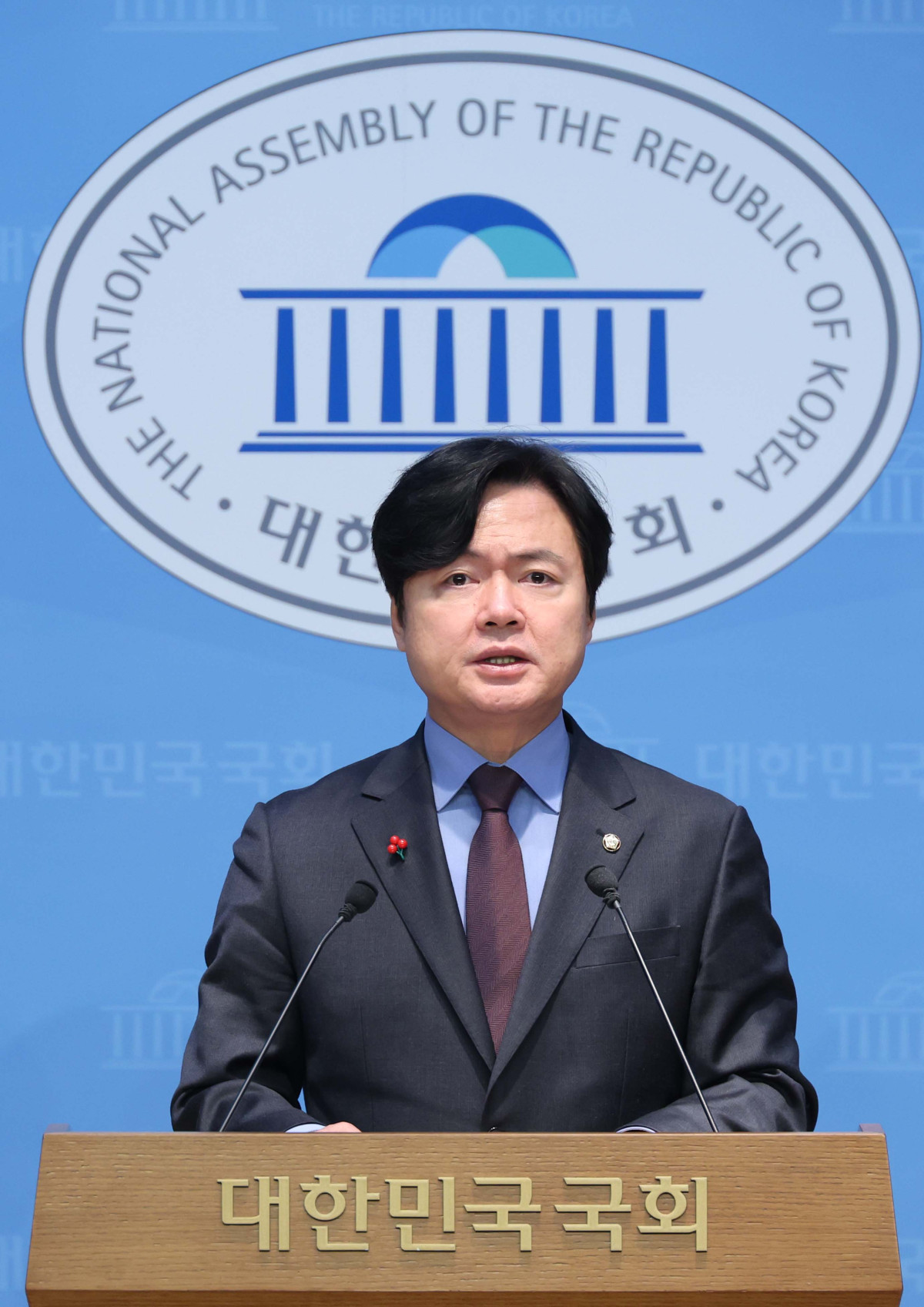 ▲김현정 더불어민주당 원내대변인이 8일 오후 서울 여의도 국회 소통관에서 '국민의힘 새 당명 발표', '장동혁 대표의 주택 6채' 등에 대한 브리핑을 하고 있다. (사진=뉴시스)