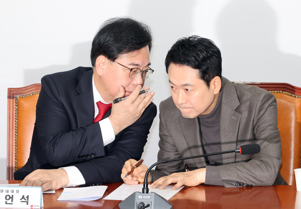 ▲국민의힘 장동혁 대표(오른쪽)와 송언석 원내대표가 19일 국회에서 열린 최고위원회의에서 귀엣말을 나누고 있다. (사진=연합뉴스)
