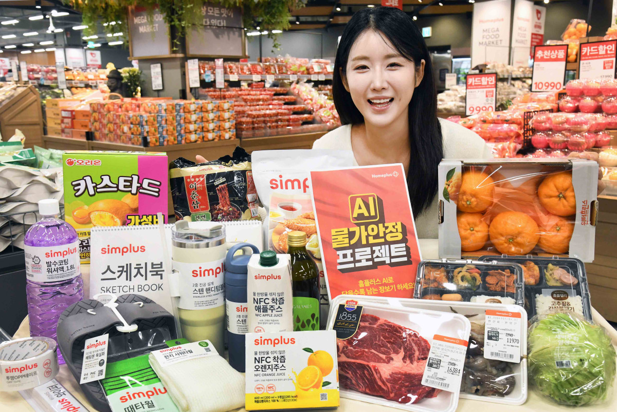 ▲모델이 19일 ‘홈플러스 메가 푸드 마켓 라이브’ 강서점에서 ‘AI 물가안정 프로젝트’ 등 다양한 행사 상품을 소개하고 있다. (사진제공=홈플러스)