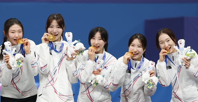 ▲18일(현지시간) 이탈리아 밀라노 아이스스케이팅 아레나에서 열린 2026 밀라노-코르티나담페초 동계올림픽 쇼트트랙 여자 3000m 계주 결승에서 금메달을 따낸 한국 선수들이 메달을 목에 걸고 포즈를 취하고 있다. 오른쪽부터 최민정, 김길리, 이소연, 노도희, 심석희. (연합뉴스)