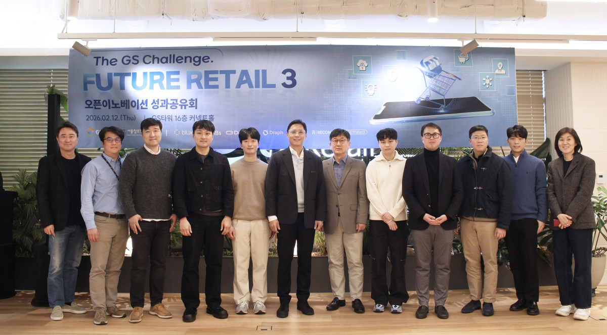 ▲허서홍 GS리테일 대표이사(왼쪽 6번째)와 임직원, 김영준 서울창조경제혁신센터 혁신사업실장(왼쪽 7번째), 7개 스타트업 임직원이 12일 서울 강남구 역삼동 GS타워에서 열린 3기 '퓨처 리테일' 성과 공유회에서 기념사진을 촬영하고 있다. (사진제공=GS리테일)