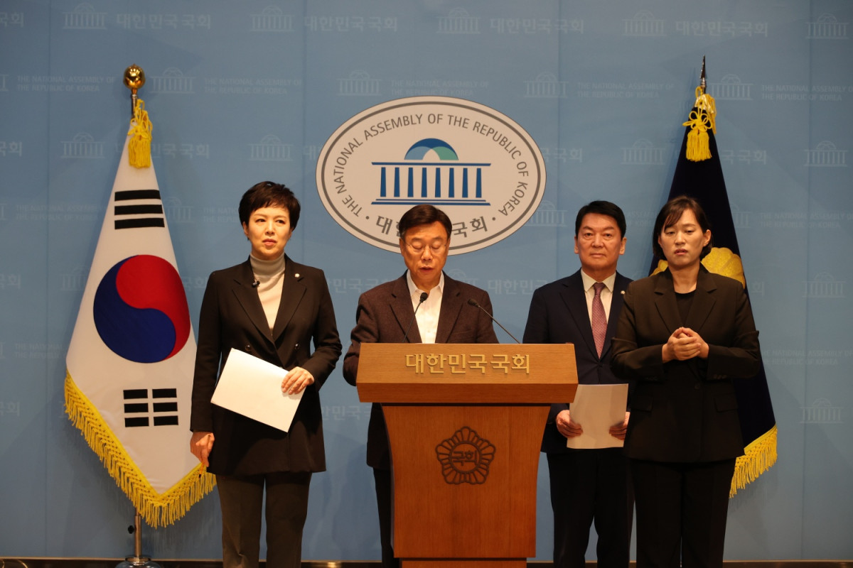▲신상진 성남시장(가운데)이 19일 오전 국회 소통관에서 안철수(왼쪽)·김은혜 국회의원과 함께 기자회견을 열고, 국토교통부의 분당신도시 재건축 연간 인허가 물량 동결 조치에 대한 즉각 폐지와 1기 신도시 간 형평성 회복을 강력히 촉구하고 있다. (성남시)