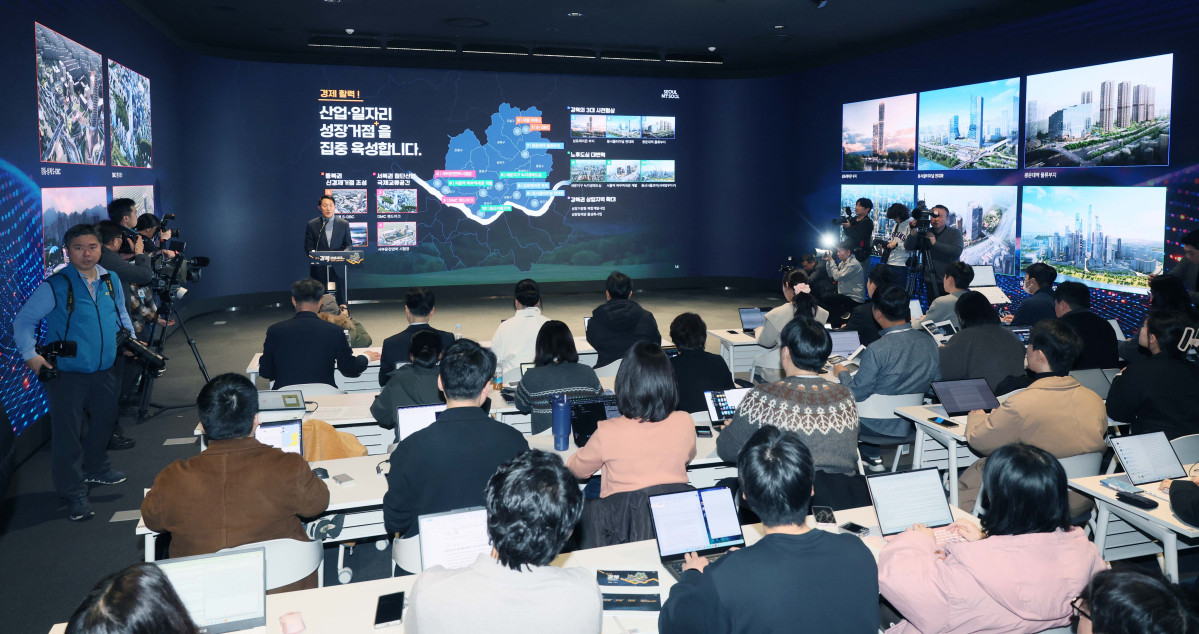 ▲오세훈 서울시장이 19일 서울시청에서 기자설명회를 열고 강남·북 균형발전을 실현하기 위한 ‘다시, 강북전성시대 2.0’을 발표하고 있다. 신태현 기자 holjjak@