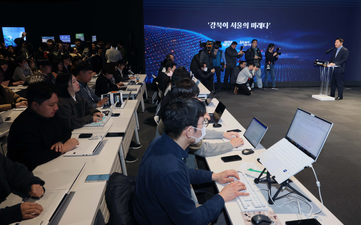 ▲오세훈 서울시장이 19일 서울시청에서 기자설명회를 열고 강남·북 균형발전을 실현하기 위한 ‘다시, 강북전성시대 2.0’을 발표하고 있다. 신태현 기자 holjjak@