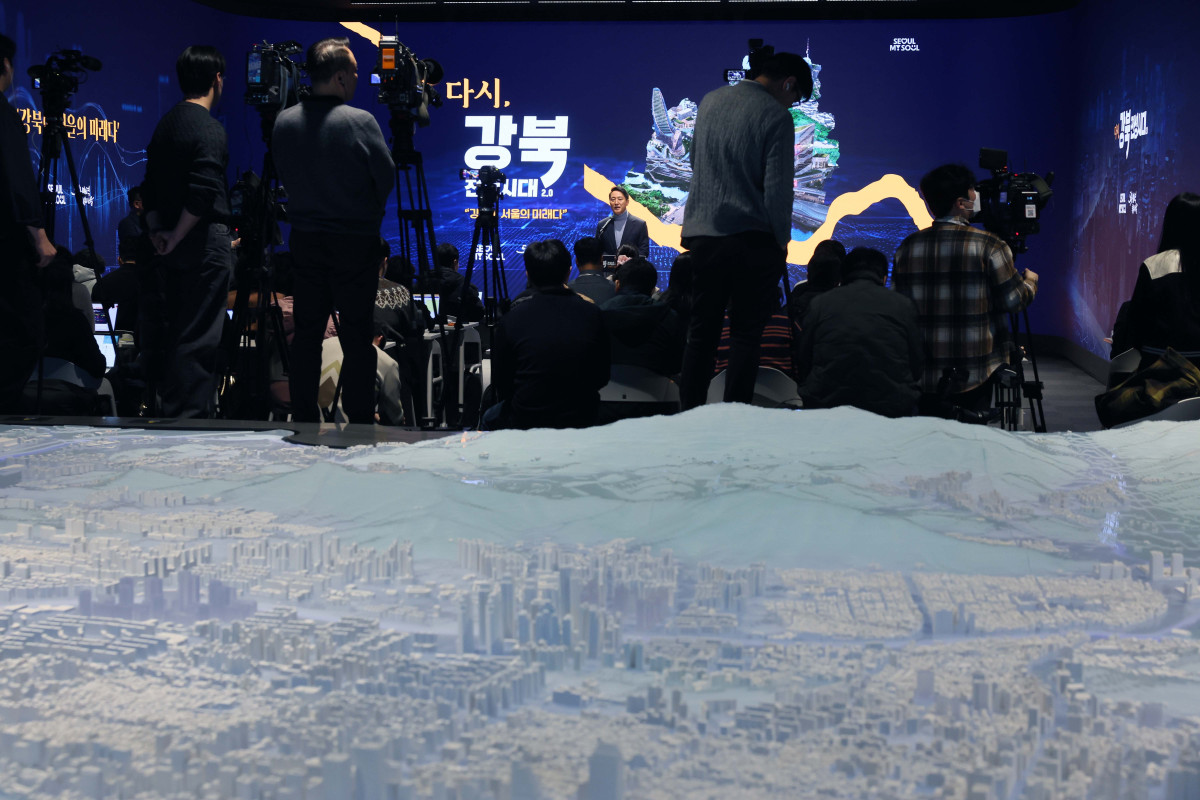 ▲오세훈 서울시장이 19일 서울시청에서 기자설명회를 열고 강남·북 균형발전을 실현하기 위한 ‘다시, 강북전성시대 2.0’을 발표하고 있다. 신태현 기자 holjjak@