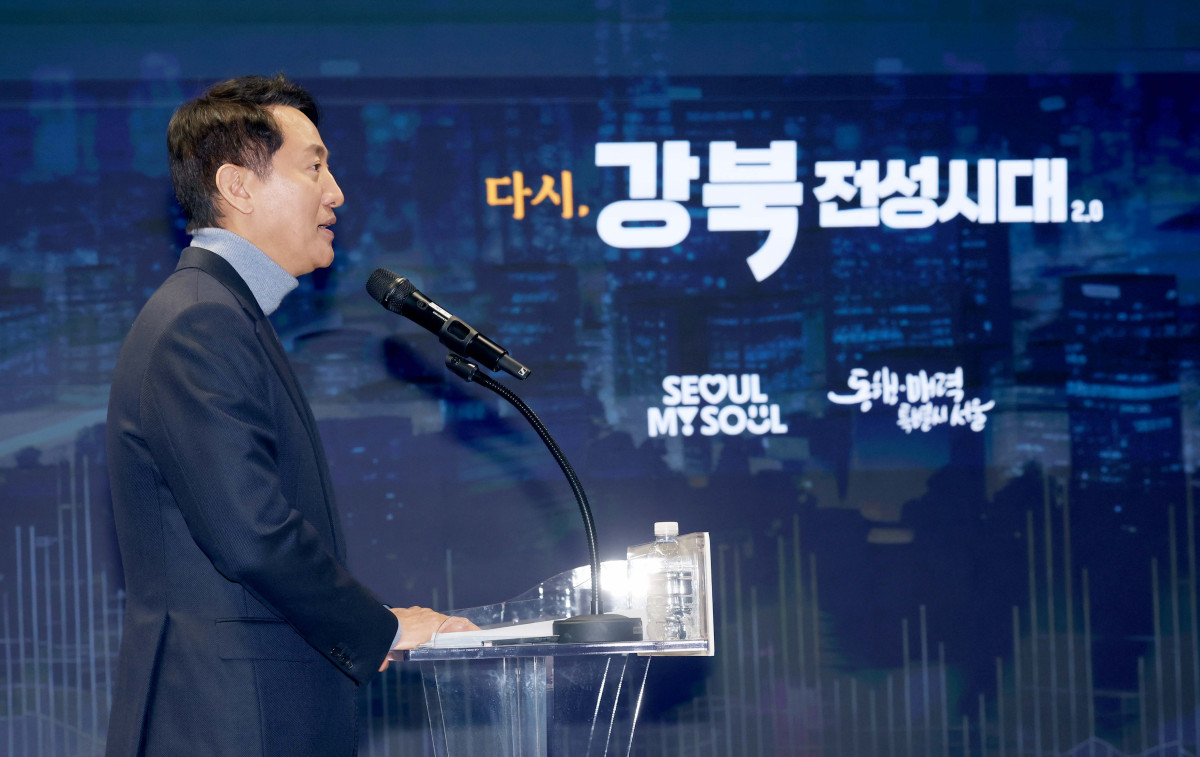 ▲오세훈 서울시장이 19일 서울시청에서 기자설명회를 열고 강남·북 균형발전을 실현하기 위한 ‘다시, 강북전성시대 2.0’을 발표하고 있다. 신태현 기자 holjjak@