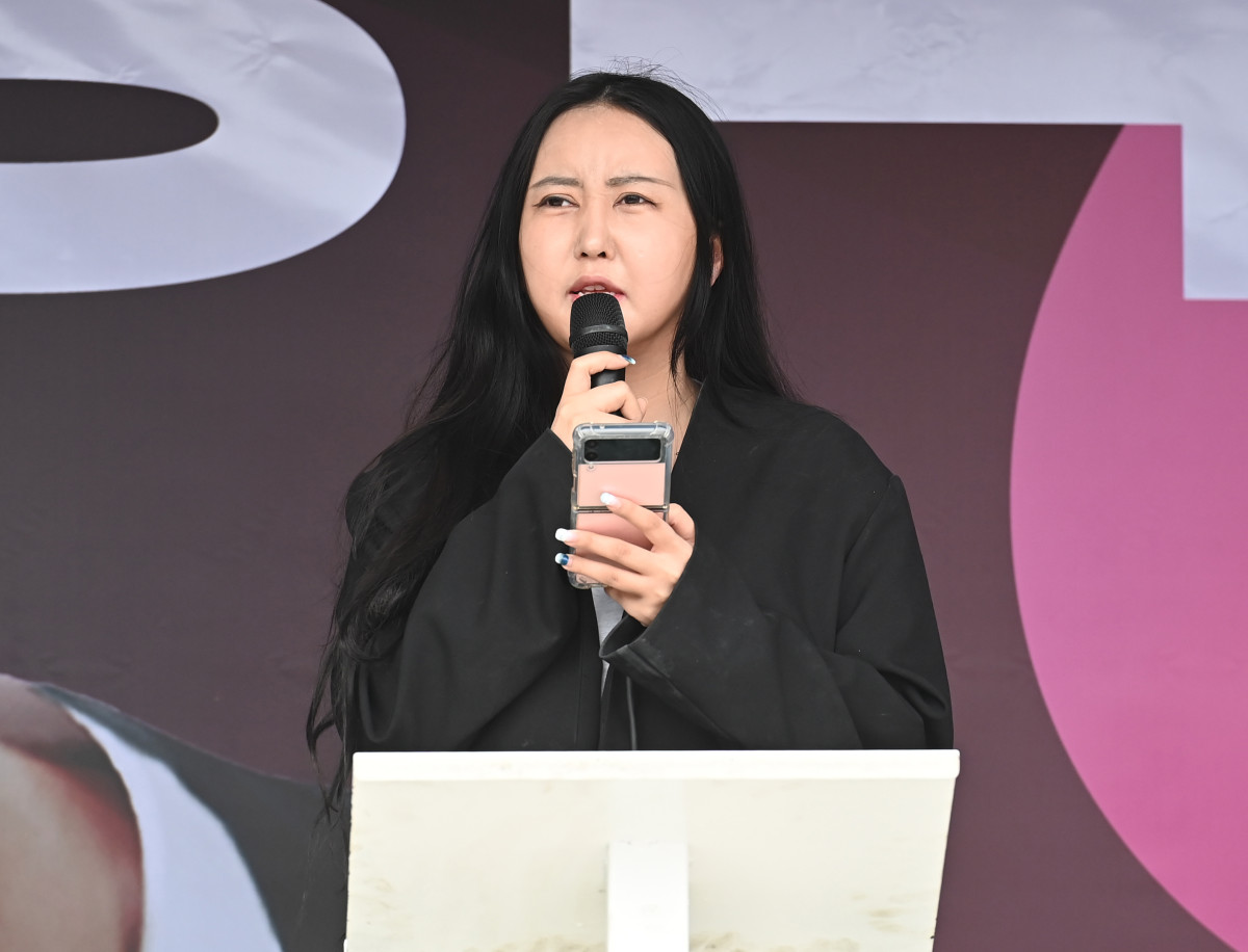 ▲국정농단 주범 최서원씨 딸 정유라씨가 2022년 5월 경기도 수원시 팔달구 지동시장에서 열린 강용석 무소속 경기도지사 후보 유세에서 찬조 연설을 하고 있다. 2022.05.19. (뉴시스)