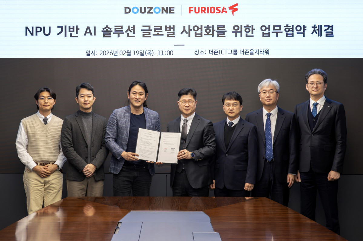 ▲더존비즈온과 퓨리오사AI는 19일 서울 중구 더존을지타워에서 신경망처리장치(NPU) 기반 인공지능(AI) 솔루션 글로벌 사업화를 위한 업무협약을 체결했다. 사진 왼쪽부터 퓨리오사AI 김진호 대리, 김진수 이사, 백준호 대표, 더존비즈온 지용구 사장, 허범종 상무, 정재근 전무, 정현수 전무.