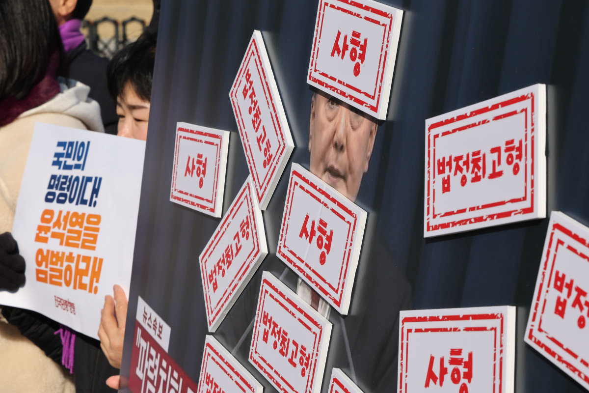 ▲전국민중행동을 비롯한 시민단체 회원들이 내란 우두머리 혐의(형법 개정 전 내란 수괴)로 기소된 윤석열 전 대통령의 1심 선고를 앞둔 19일 서울 광화문 앞에서 기자회견을 열고 법정최고형 선고를 촉구하며 퍼포먼스를 하고 있다. (연합뉴스)