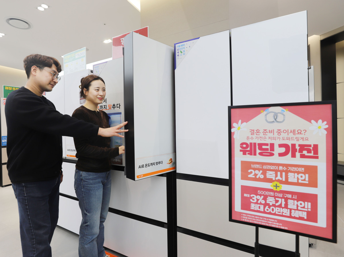▲롯데하이마트가 예비 신혼부부 고객 수요를 고려해 ‘26년에도 더 강화된 웨딩 프로모션 혜택을 선보이고 있다. 사진은 서울 강남구 소재 롯데하이마트 대치점의 모습이다. (사진제공 = 롯데하이마트)