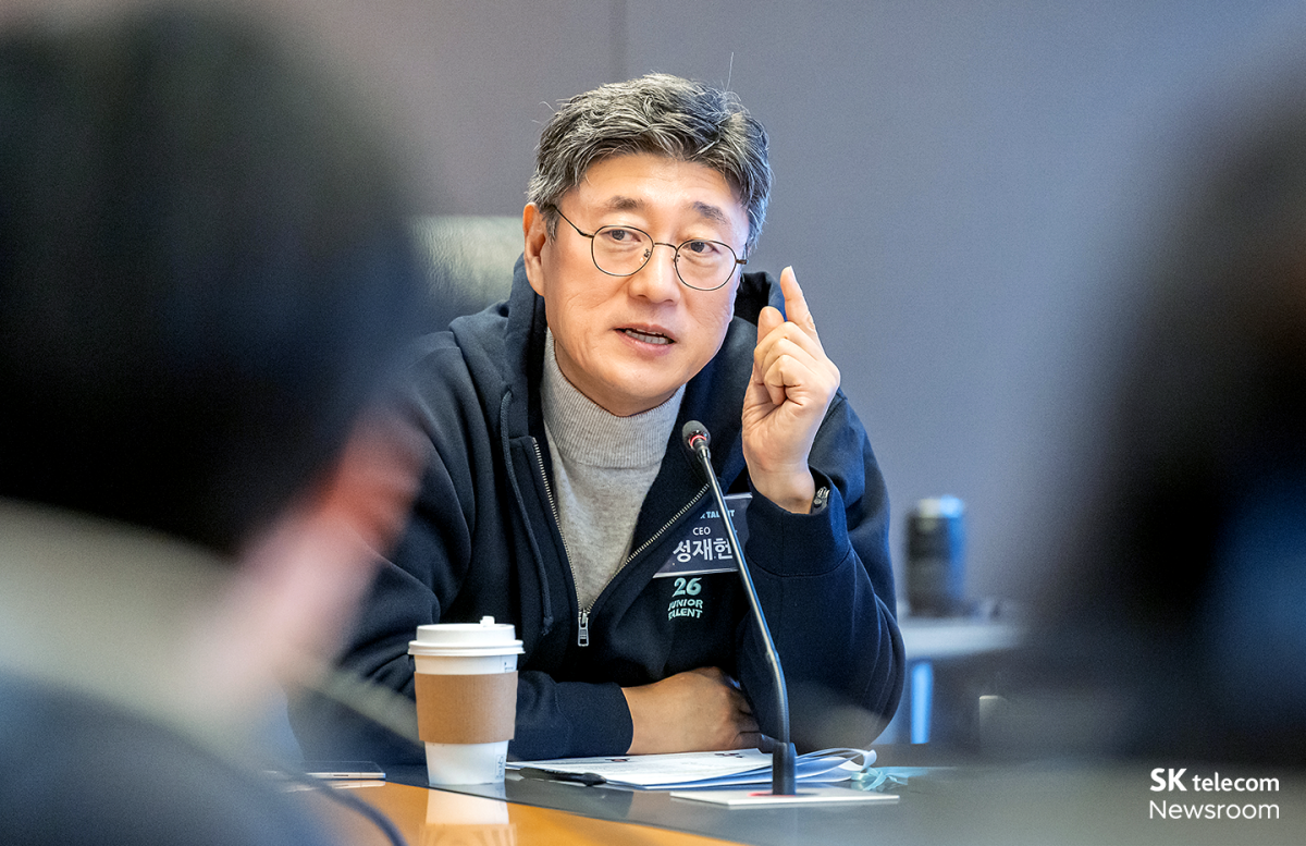 ▲신입사원의 질문에 답하는 정재헌 SKT CEO. (사진제공=SKT)