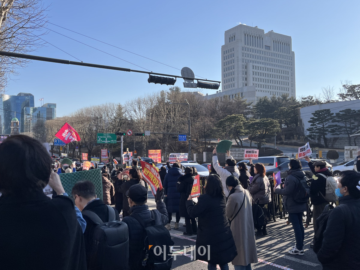 ▲19일 서울 서초구 대법원 인근에서 열린 윤 전 대통령의 유죄를 촉구하는 집회에서 참가자들이 무기징역 선고에 환호하고 있다. (박진희 기자 jinhee12@)