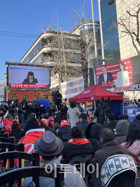 ▲19일 서울 서초구 서울중앙지법 인근에서 윤 전 대통령의 무죄를 촉구하는 집회가 열렸다. (박진희 기자 jinhee12@)