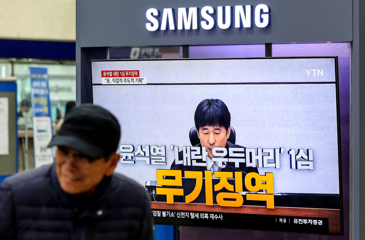 ▲전날인 19일 대구 동구 동대구역 대합실에서 시민들이 ‘내란 우두머리 혐의' 윤석열 전 대통령의 1심 선고 공판 TV 생중계를 시청하고 있다. 이날 서울중앙지법 형사합의25부(지귀연 부장판사)는 윤 전 대통령에게 무기징역을 선고했다. (뉴시스)