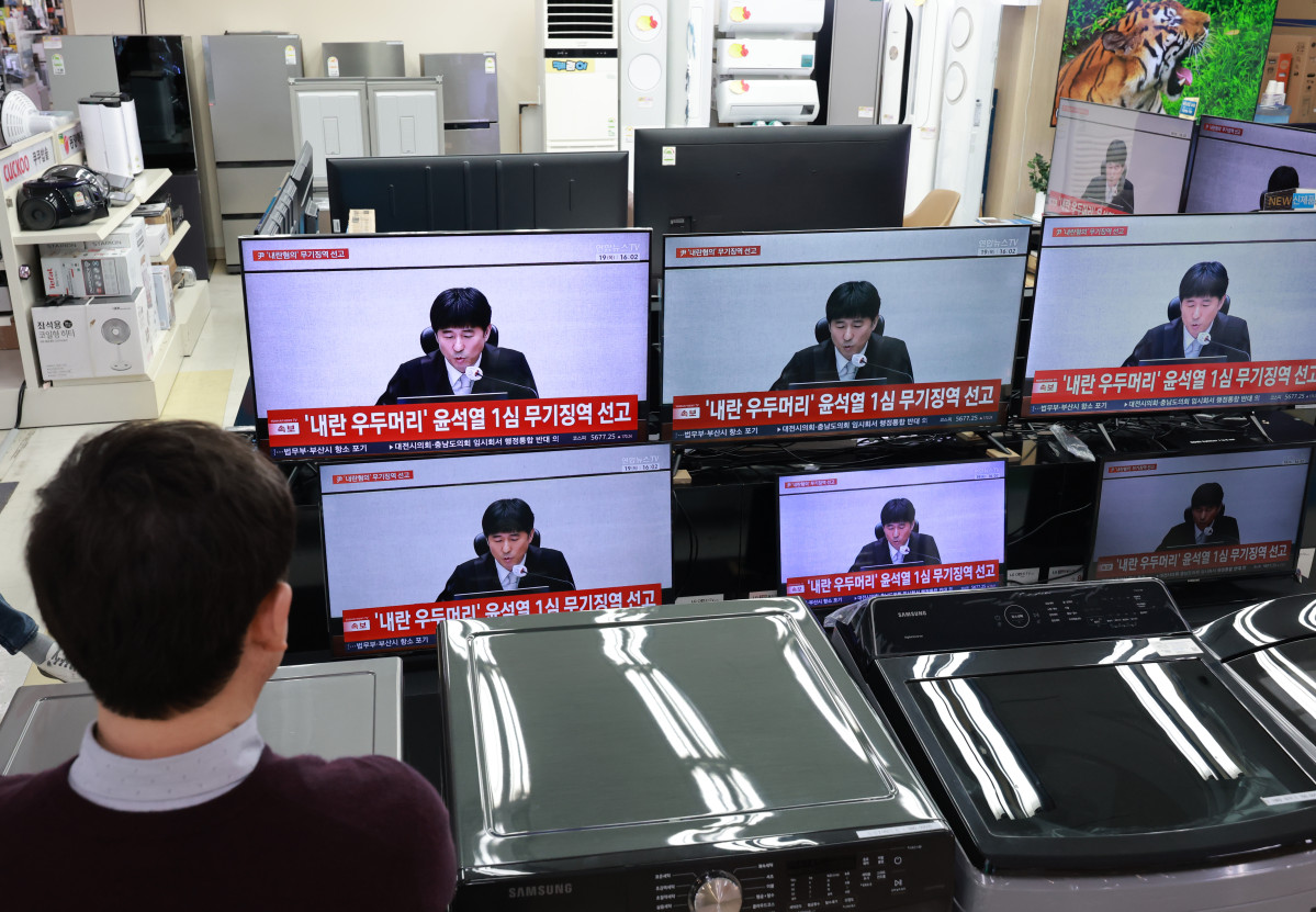 ▲19일 서울 용산 전자랜드 가전 매장에 진열된 TV에서 12·3 비상계엄 관련 내란 우두머리 혐의로 기소된 윤석열 전 대통령에 대한 1심 선고공판이 생중계로 방송되고 있다. 이날 서울중앙지법 형사합의25부(지귀연 부장판사)는 윤 전 대통령에게 무기징역을 선고했다. (연합뉴스)