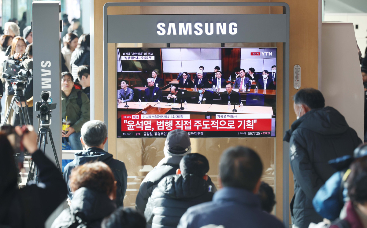 ▲윤석열 전 대통령의 내란 우두머리 혐의 1심 선고기일인 19일 서울역에서 시민들이 선고 공판 텔레비전 생중계를 시청하고 있다. 신태현 기자 holjjak@