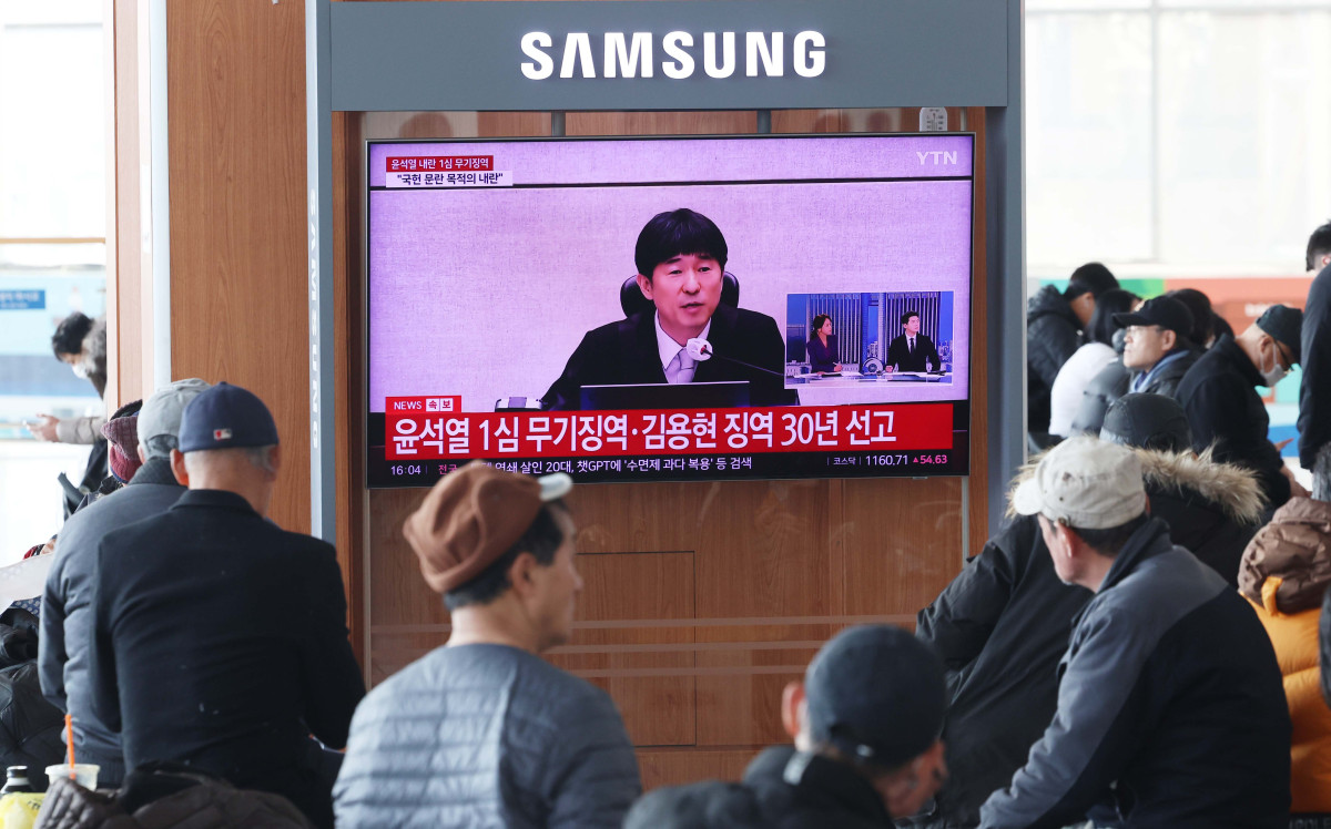 ▲윤석열 전 대통령의 내란 우두머리 혐의 1심 선고기일인 19일 서울역에서 시민들이 선고 공판 텔레비전 생중계를 시청하고 있다. 신태현 기자 holjjak@
