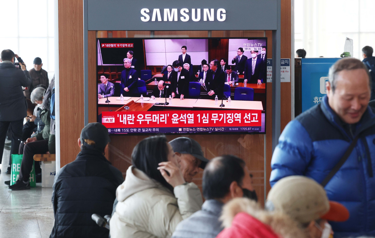 ▲윤석열 전 대통령의 내란 우두머리 혐의 1심 선고기일인 19일 서울역에서 시민들이 선고 공판 텔레비전 생중계를 시청하고 있다. 신태현 기자 holjjak@
