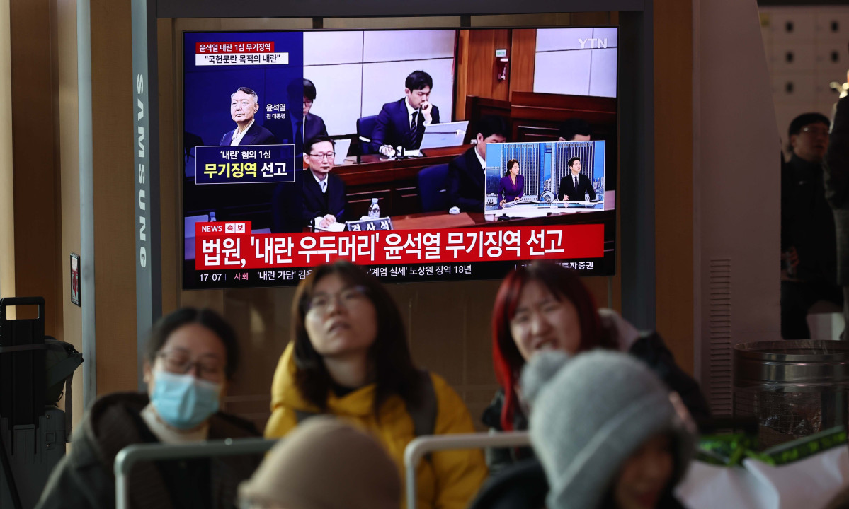 ▲윤석열 전 대통령의 내란 우두머리 혐의 1심 선고기일인 19일 서울역에서 시민들이 선고 공판 텔레비전 생중계를 시청하고 있다. 신태현 기자 holjjak@