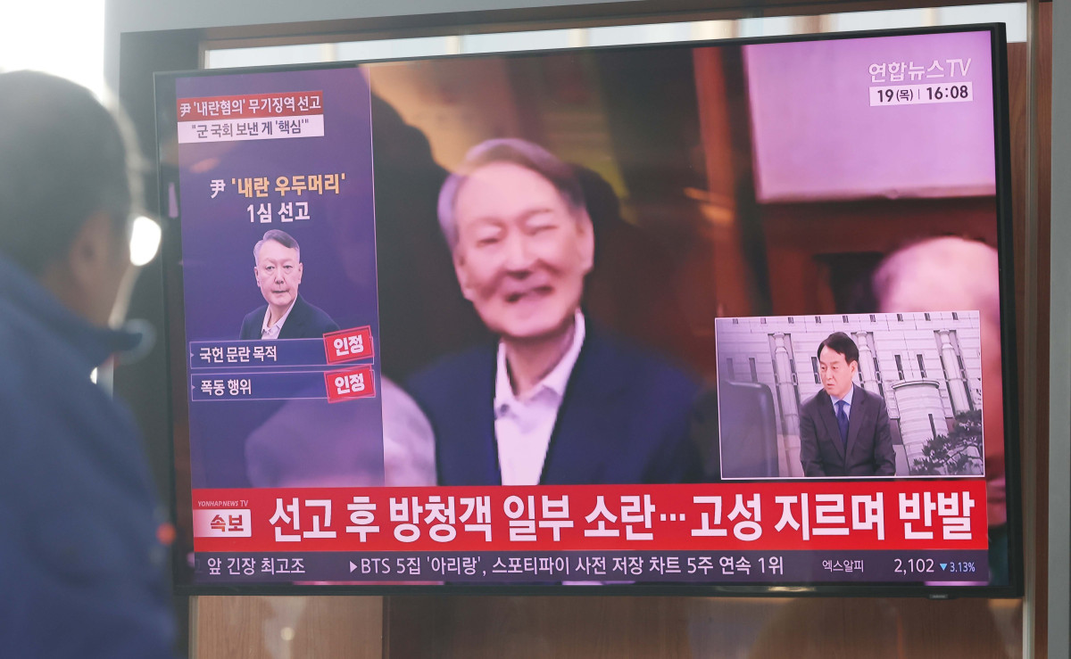 ▲윤석열 전 대통령의 내란 우두머리 혐의 1심 선고기일인 19일 서울역에서 시민들이 선고 공판 텔레비전 생중계를 시청하고 있다. 신태현 기자 holjjak@