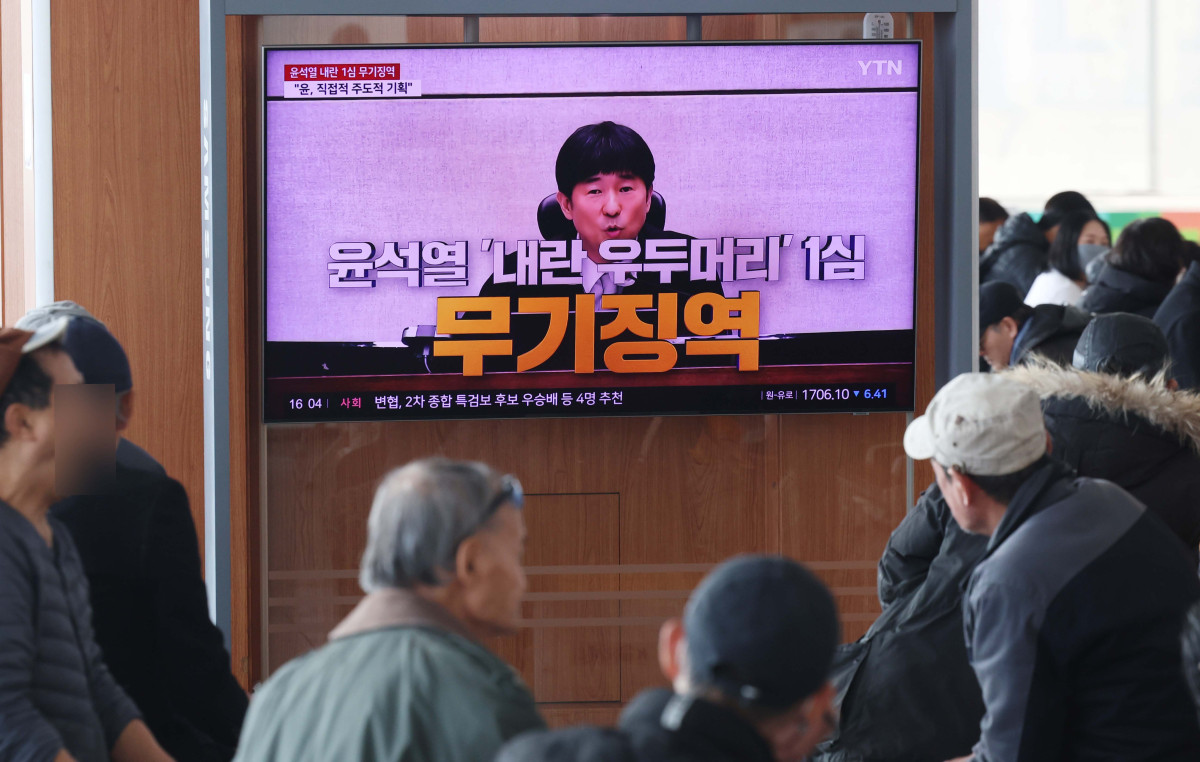 ▲윤석열 전 대통령의 내란 우두머리 혐의 1심 선고기일인 19일 서울역에서 시민들이 선고 공판 텔레비전 생중계를 시청하고 있다. 신태현 기자 holjjak@