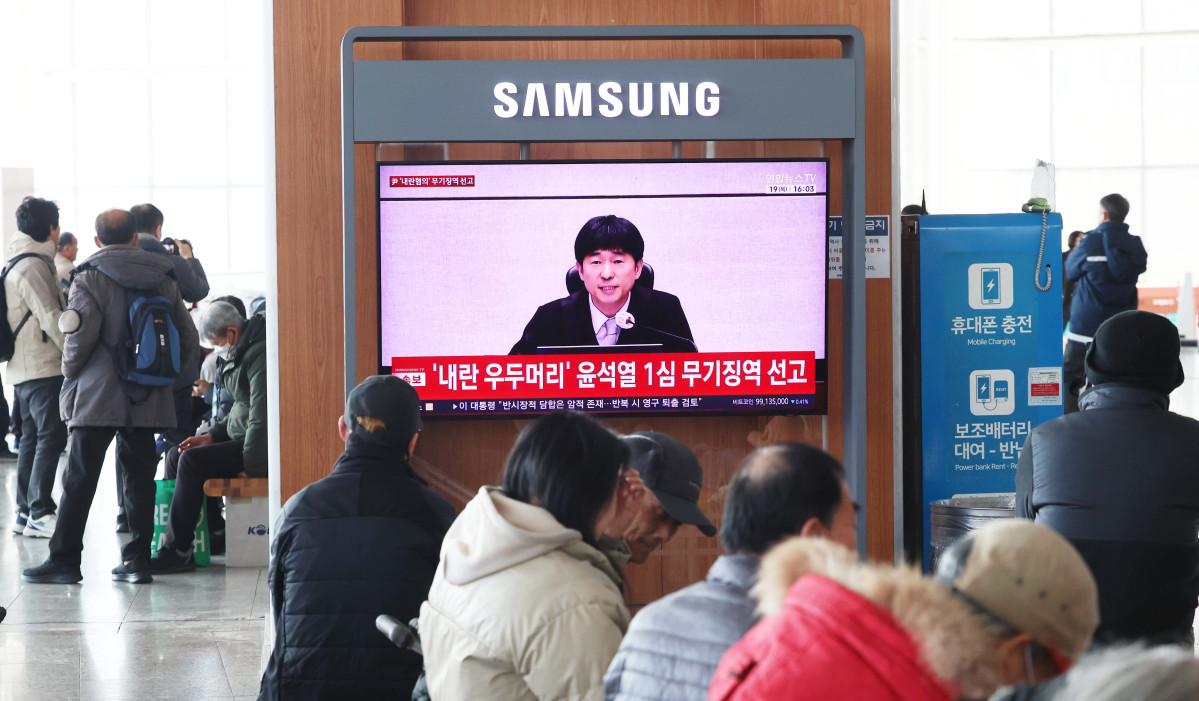 ▲윤석열 전 대통령의 내란 우두머리 혐의 1심 선고기일인 19일 서울역에서 시민들이 선고 공판 텔레비전 생중계를 시청하고 있다. 신태현 기자 holjjak@