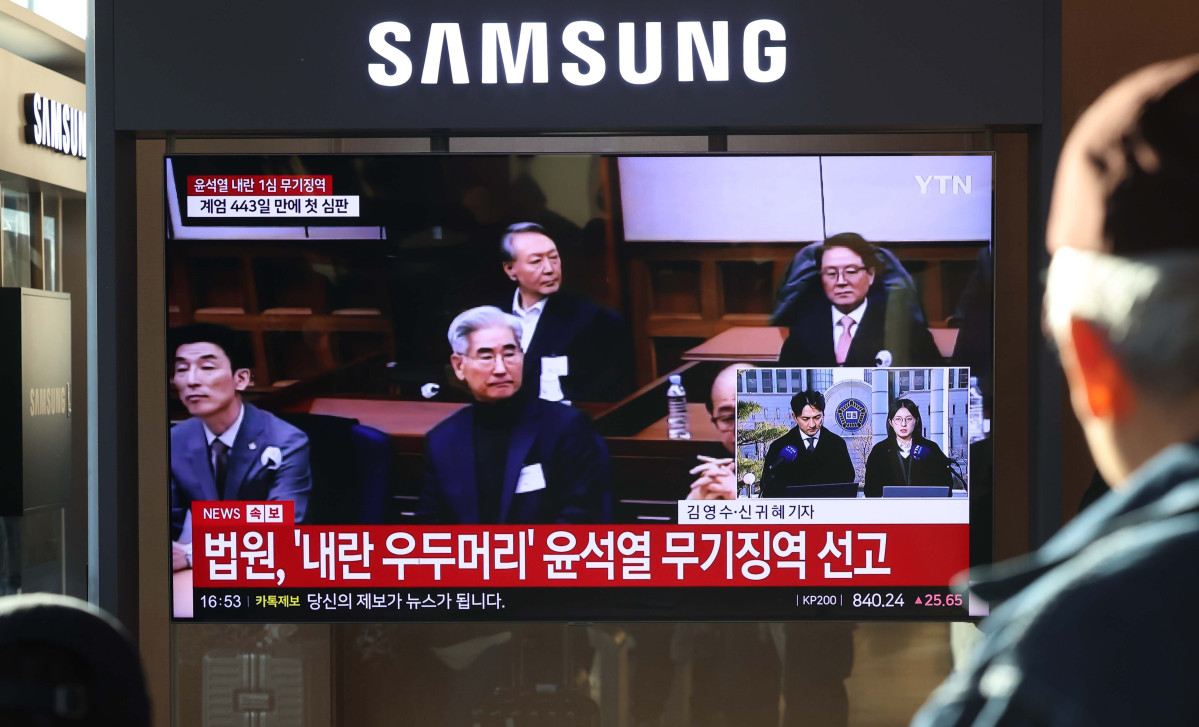 ▲윤석열 전 대통령의 내란 우두머리 혐의 1심 선고기일인 19일 서울역에서 시민들이 선고 공판 텔레비전 생중계를 시청하고 있다. 신태현 기자 holjjak@