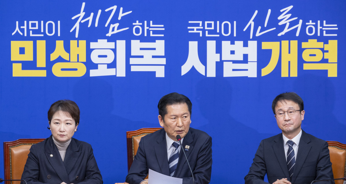 ▲법원이 내란 우두머리 혐의로 기소된 윤석열 전 대통령에 대해 1심에서 무기징역을 선고한 19일 더불어민주당 정청래 대표가 최고위원들과 선고 중계방송을 지켜본 뒤 국회에서 열린 최고위원회의에 참석해 재판부에서 선고한 윤 전 대통령의 형량에 대해 유감 표명을 하고 있다. 사진=연합뉴스